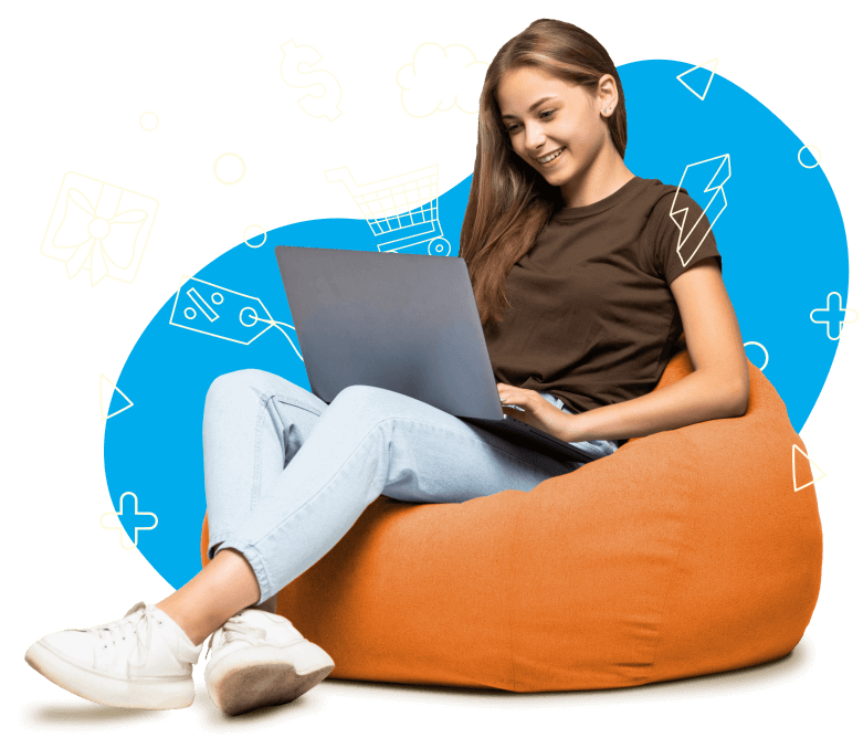 Mulher sorridente com um Laptop no colo, sentada em um Puff laranja.